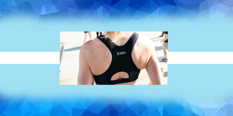 Femme de dos portant une brassière de sport