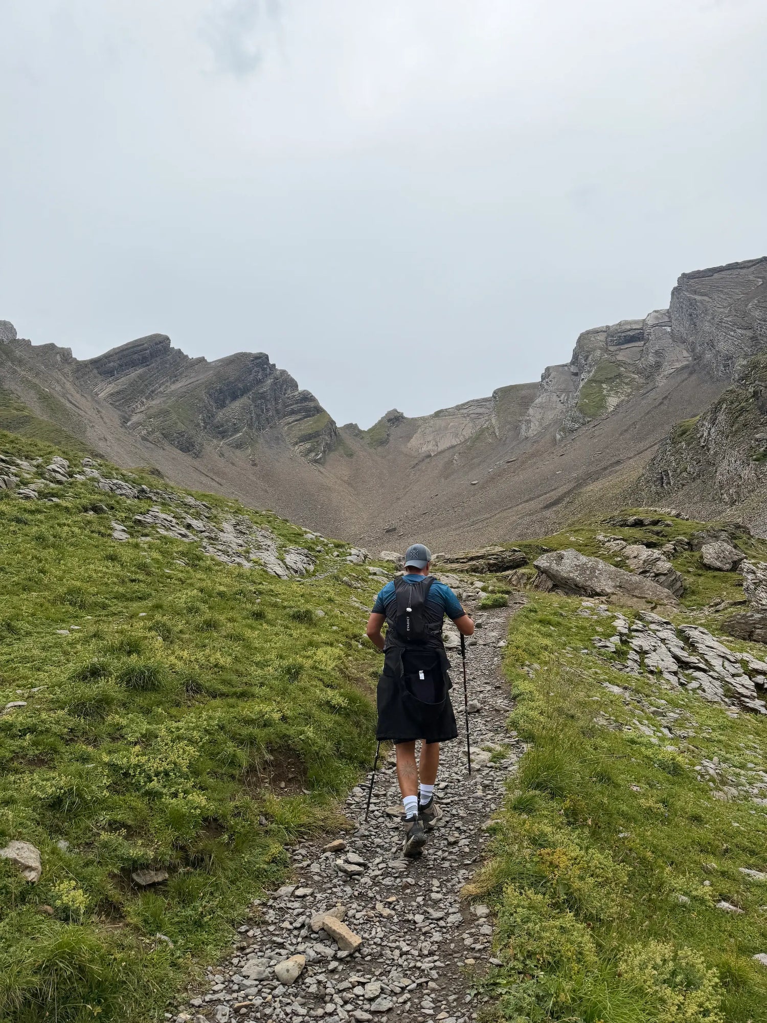 Randonneur marchant en montagne