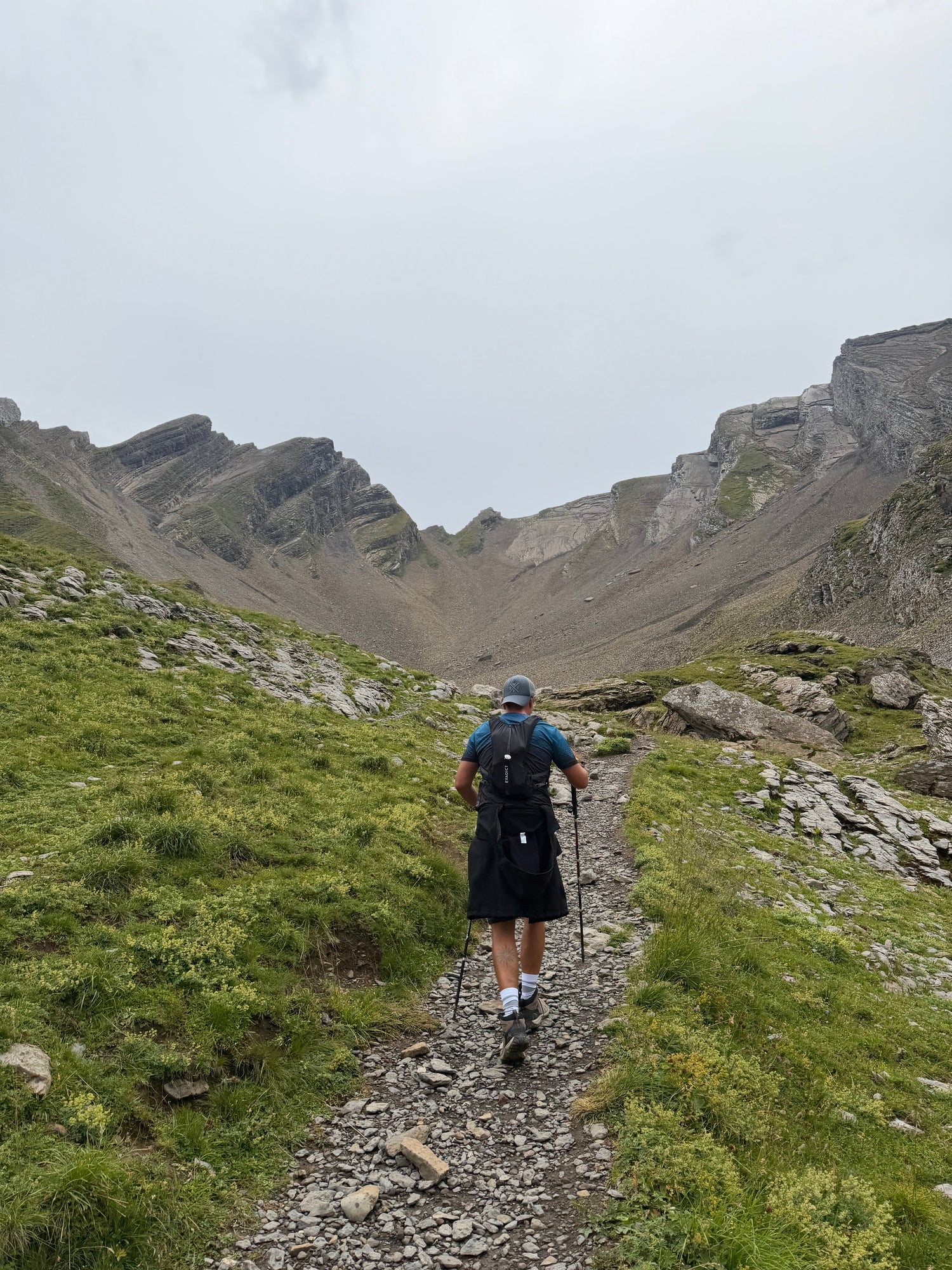 Randonneur marchant en montagne