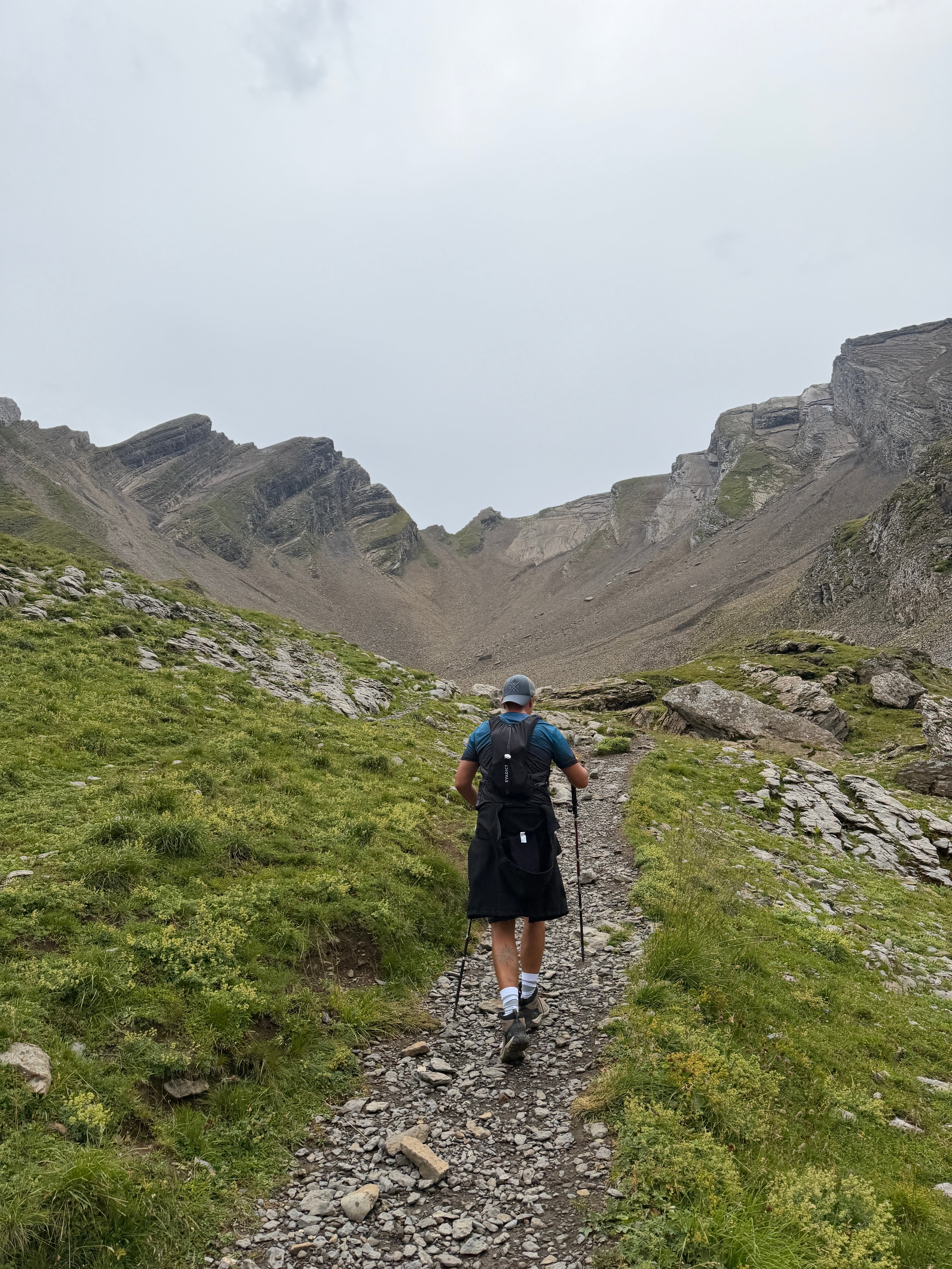 Randonneur marchant en montagne