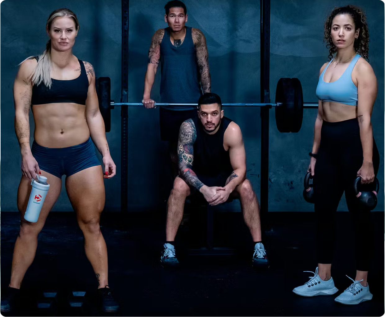 Sportifs posant apres une séance de sport avec des produits Dymatize