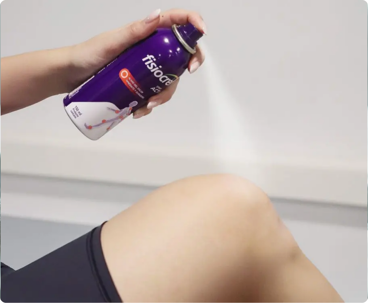 Sportive utilisant un spray Fisiocrem sur son genou