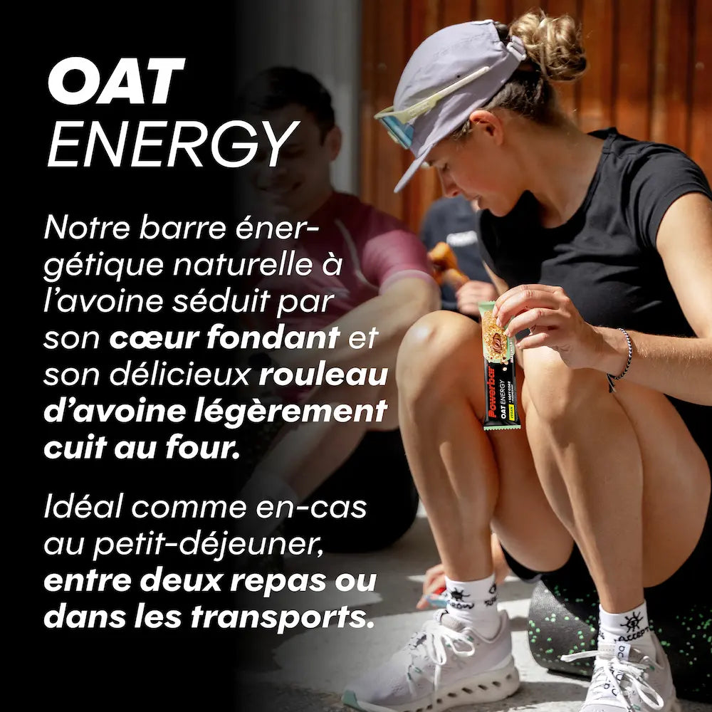 Sportive tenant une barre Powerbar OAT Energy comme en-cas à base d'avoine après une activité sportive