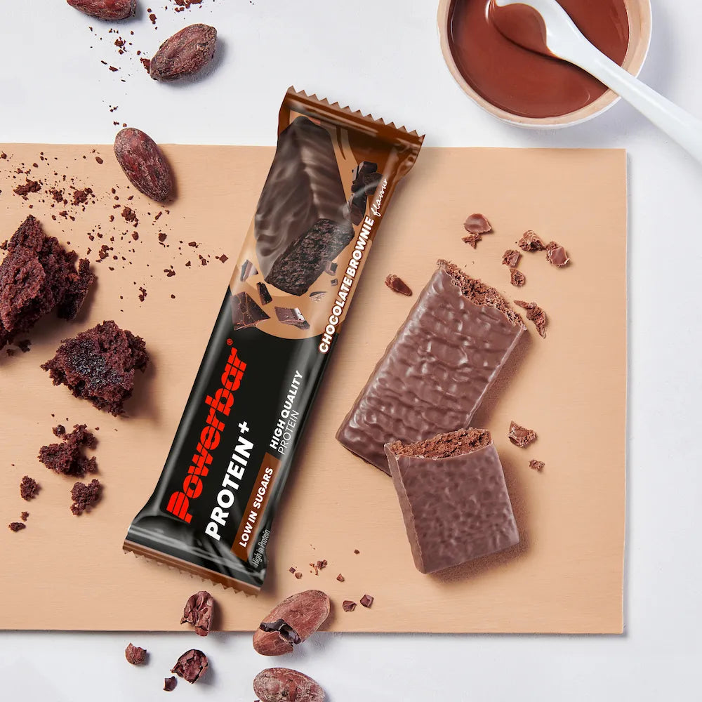 Barre protéinée Powerbar Protein+ Low In Sugar Chocolat-Brownie ouverte avec enrobage chocolaté et intérieur brownie