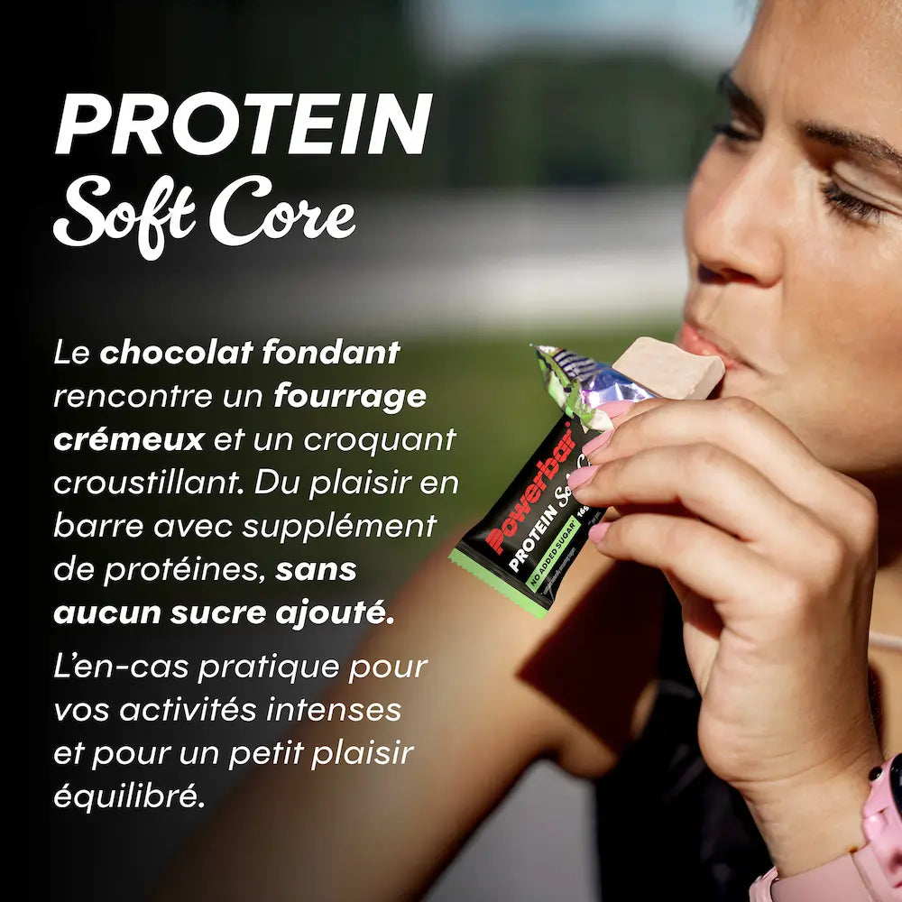 Sportive consommant une barre protéinée Powerbar Soft Core Chocolat Blanc Noisettes comme en-cas