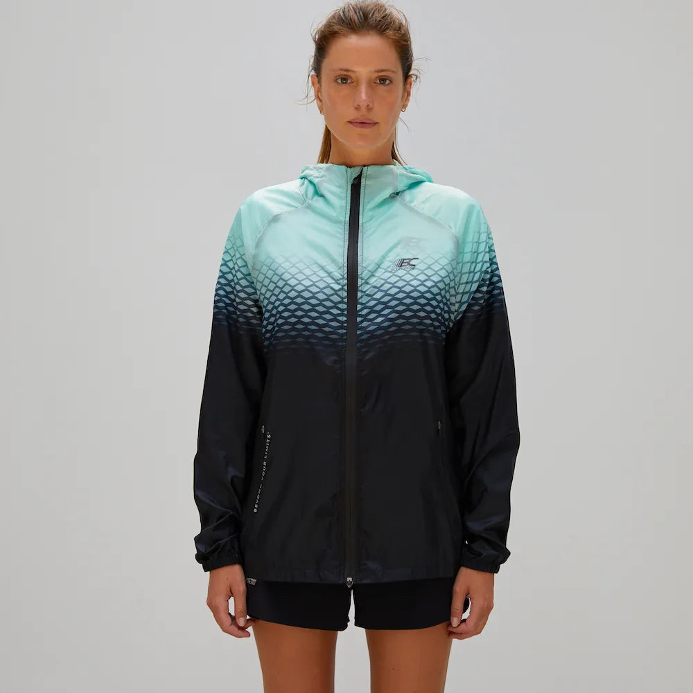 Coupe-vent running trail femme BODYCROSS Abie noir et bleu ciel porté de face avec capuche, zip intégral et poches latérales zippées