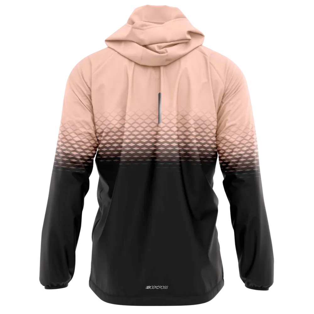Coupe-vent running trail femme BODYCROSS Abie noir et rose vue de dos avec capuche, motif graphique dégradé et bande réfléchissante verticale