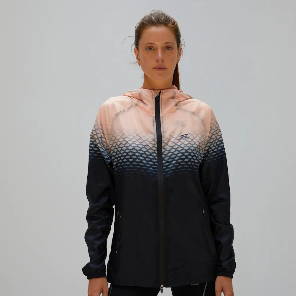 Coupe-vent running trail femme BODYCROSS Abie noir et rose porté de face avec capuche, zip intégral et poches latérales zippées
