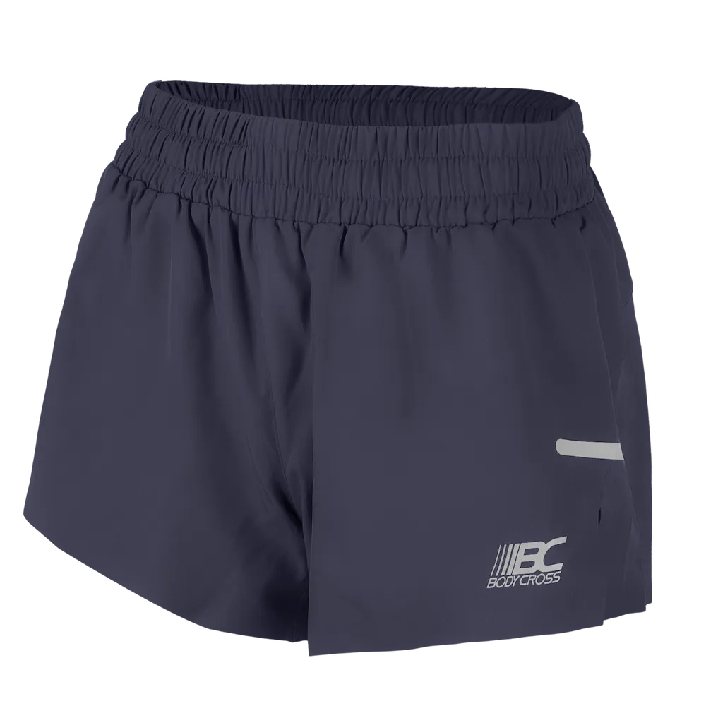 Short running trail femme BODYCROSS Alix noir vue 3/4 avant avec ceinture élastiquée, logo blanc et détail réfléchissant