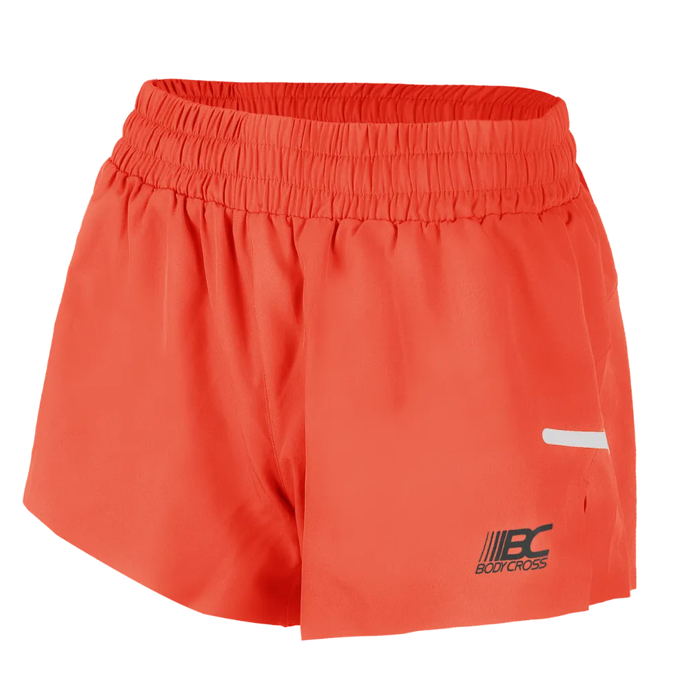 Short running trail femme BODYCROSS Alix orange vue 3/4 avant avec ceinture élastiquée, logo et détail réfléchissant