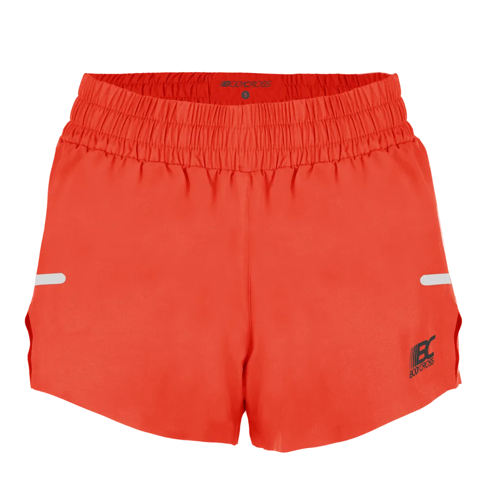 Short running trail femme BODYCROSS Alix orange vue de face avec large ceinture élastiquée et détails réfléchissants latéraux