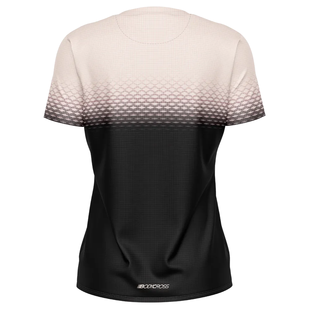 Tee-shirt running trail femme BODYCROSS Clem rose et noir vue de dos avec motif dégradé et logo au bas du dos