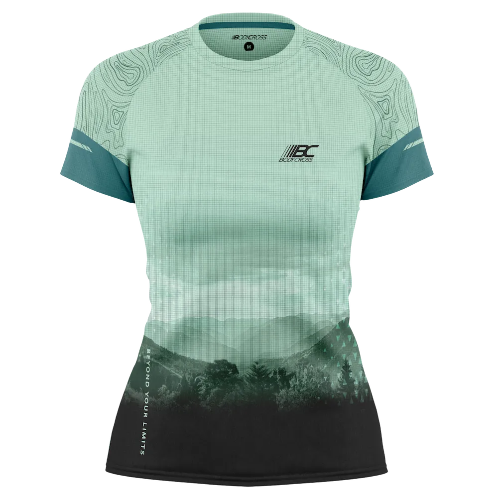 Tee-shirt running trail femme BODYCROSS Cleore bleu clair et vert vue de face avec imprimé paysage montagne et forêt