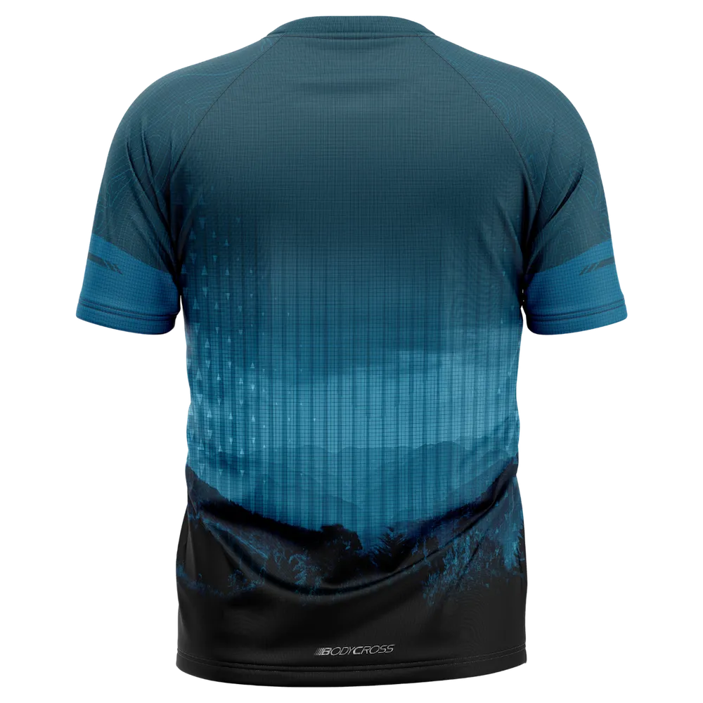 Tee-shirt running homme BODYCROSS Darko bleu vue de dos avec paysage montagne et forêt et logo BODYCROSS en bas