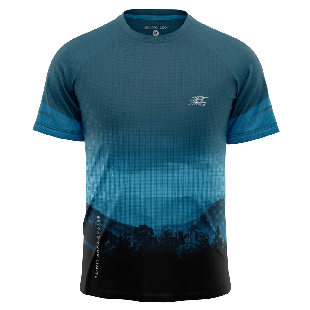 Tee-shirt running homme BODYCROSS Darko bleu vue de face avec paysage montagne et forêt, motif graphique et logo poitrine