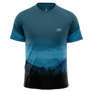 Tee-shirt running homme BODYCROSS Darko bleu vue de face avec paysage montagne et forêt, motif graphique et logo poitrine