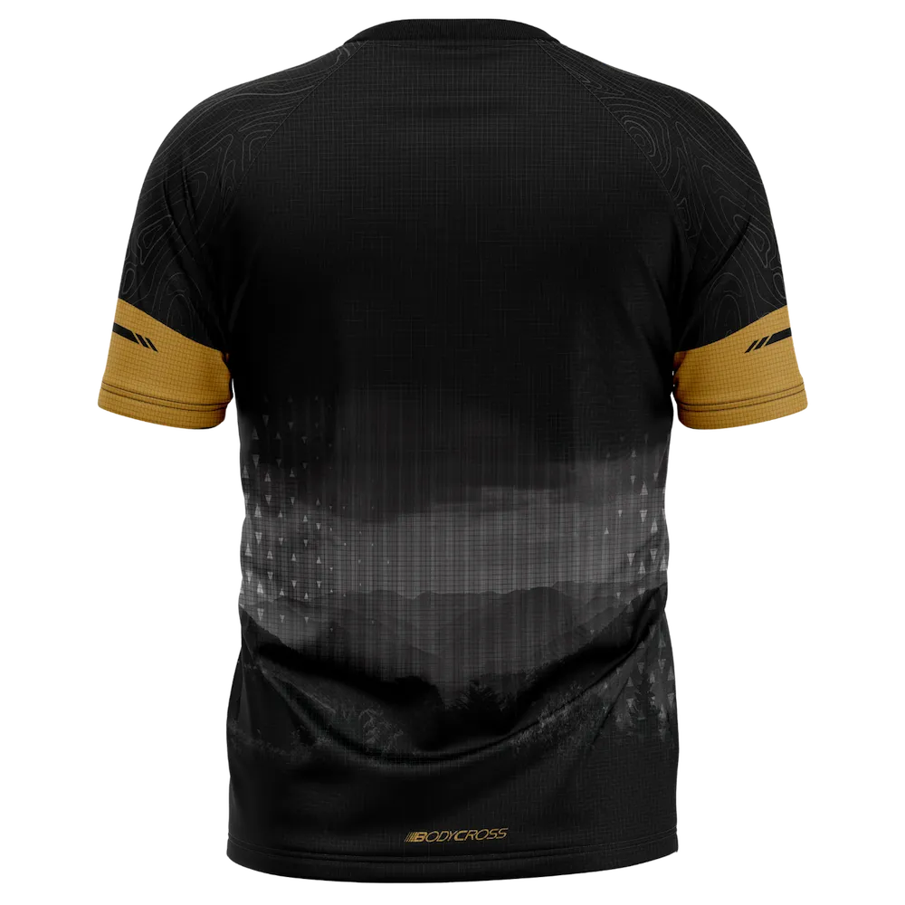 Tee-shirt running homme BODYCROSS Darko noir et ocre vue de dos avec paysage montagne, motifs topographiques et logo BODYCROSS