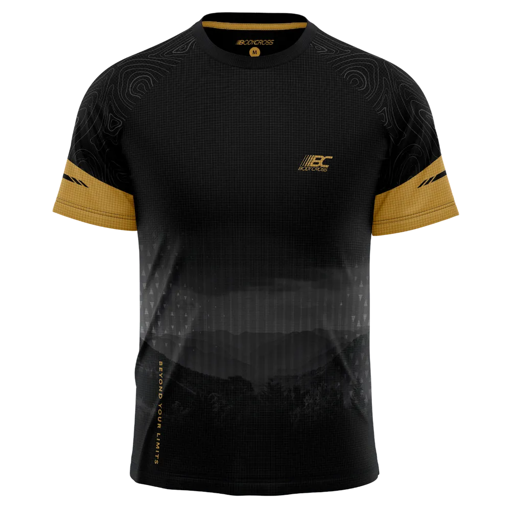 Tee-shirt running homme BODYCROSS Darko noir et ocre vue de face avec paysage montagne, motifs topographiques et logo poitrine