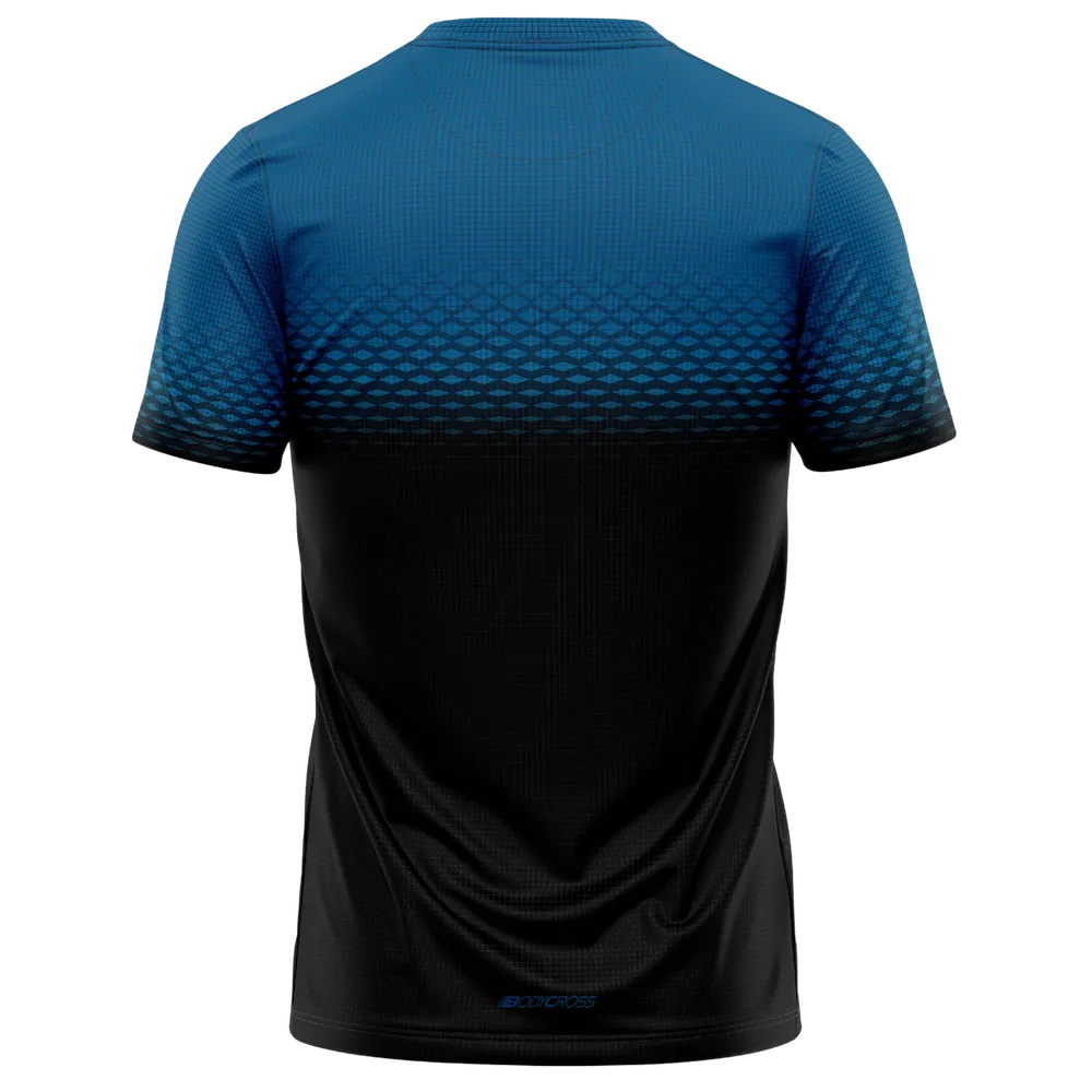 Tee-shirt running homme BODYCROSS Djoe bleu et noir vue de dos avec motif graphique dégradé et logo BODYCROSS en bas
