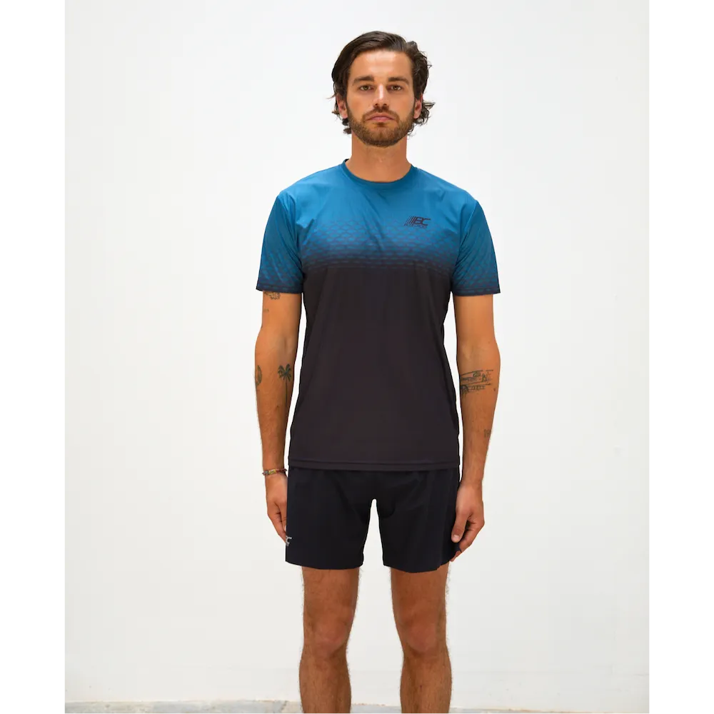 Tee-shirt running homme BODYCROSS Djoe bleu et noir porté de face avec motif graphique sur la poitrine