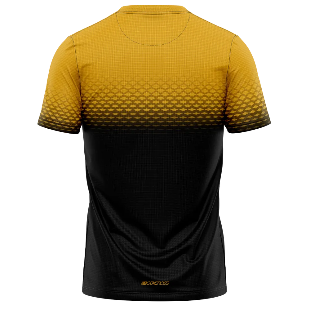 Tee-shirt running homme BODYCROSS Djoe jaune et noir vue de dos avec motif graphique dégradé et logo BODYCROSS en bas