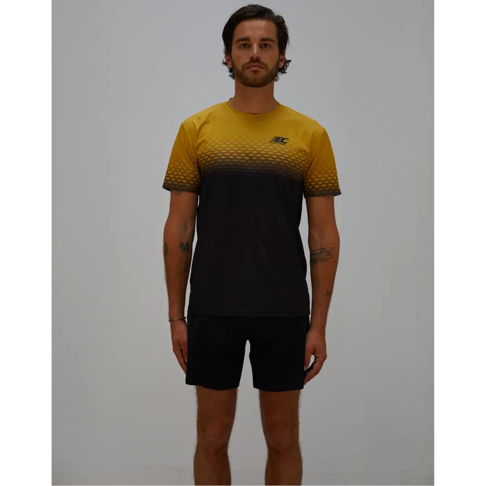 Tee-shirt running homme BODYCROSS Djoe jaune et noir porté de face avec motif graphique sur la poitrine