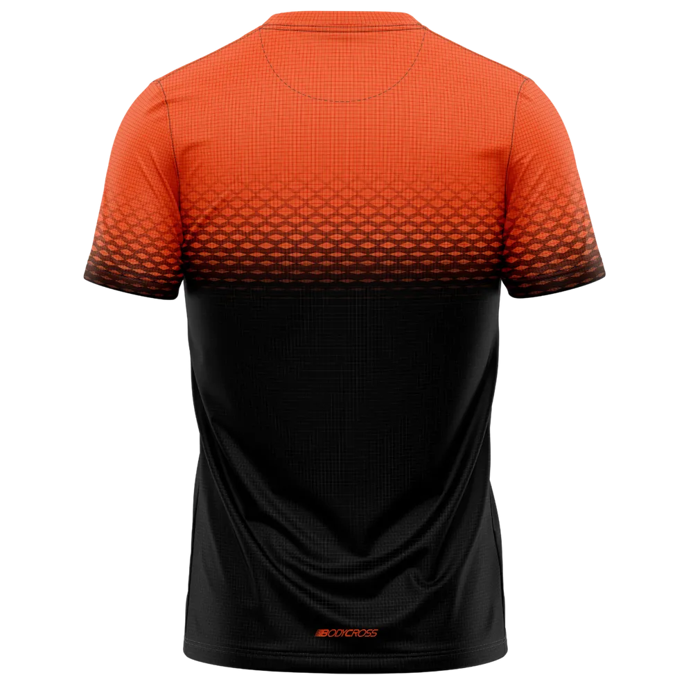 Tee-shirt running homme BODYCROSS Djoe orange et noir vue de dos avec motif graphique dégradé et logo en bas du dos