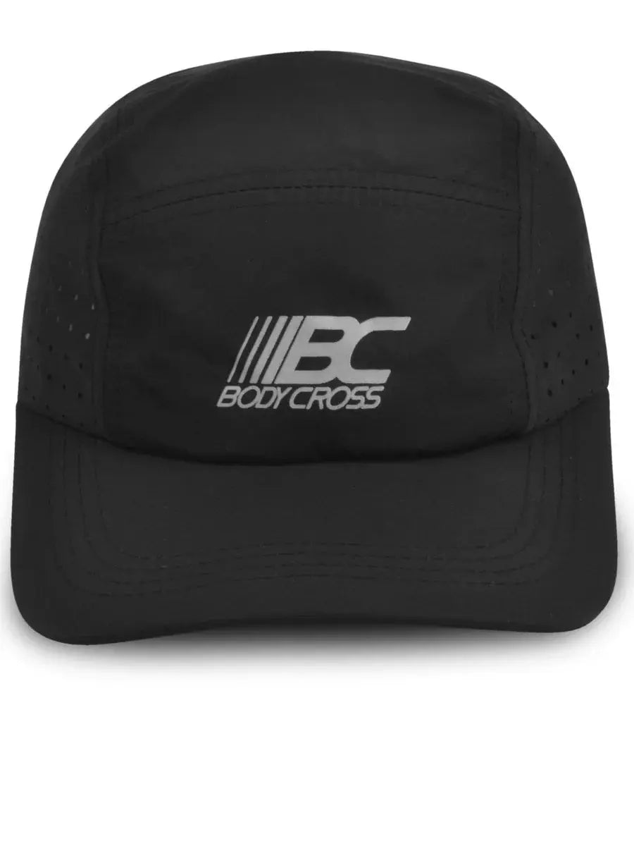 Casquette running BODYCROSS Dorit noire vue de face avec visière incurvée et logo réfléchissant