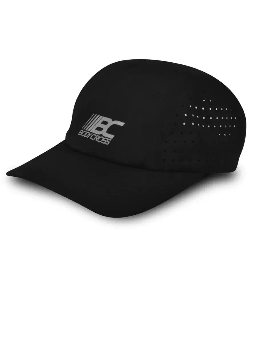 Casquette running BODYCROSS Dorit noire vue 3/4 avec logo réfléchissant et perforations latérales