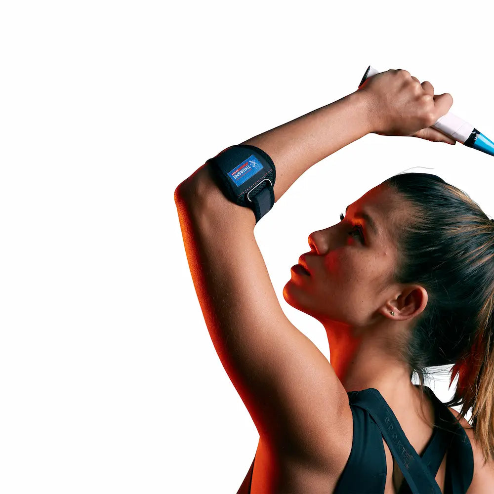 Joueuse de tennis portant le bracelet anti-épicondylite THUASNE SPORT sur l’avant-bras