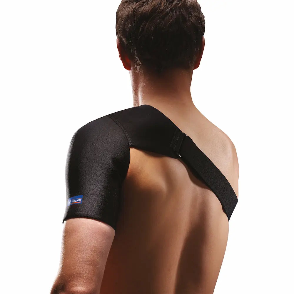 Épaulière noire THUASNE SPORT portée sur l’épaule avec sangle de maintien vue de dos