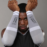 Basketteur portant les manchettes de bras gris clair et blanc THUASNE SPORT