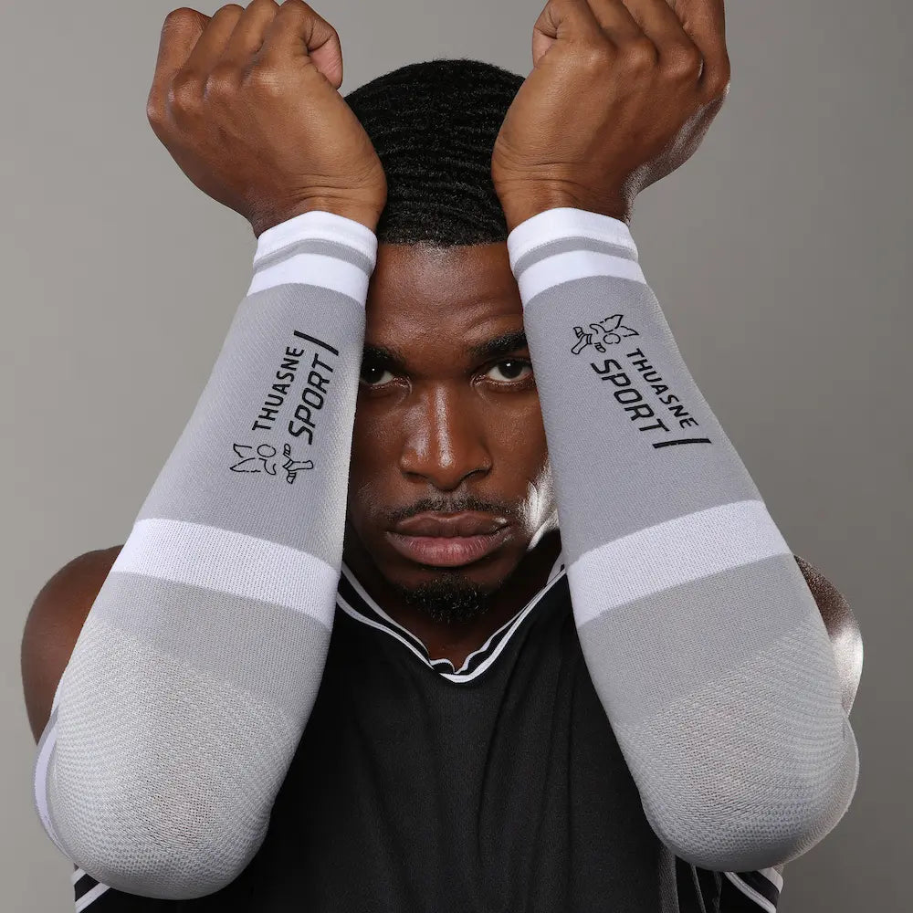 Basketteur portant les manchettes de bras gris clair et blanc THUASNE SPORT