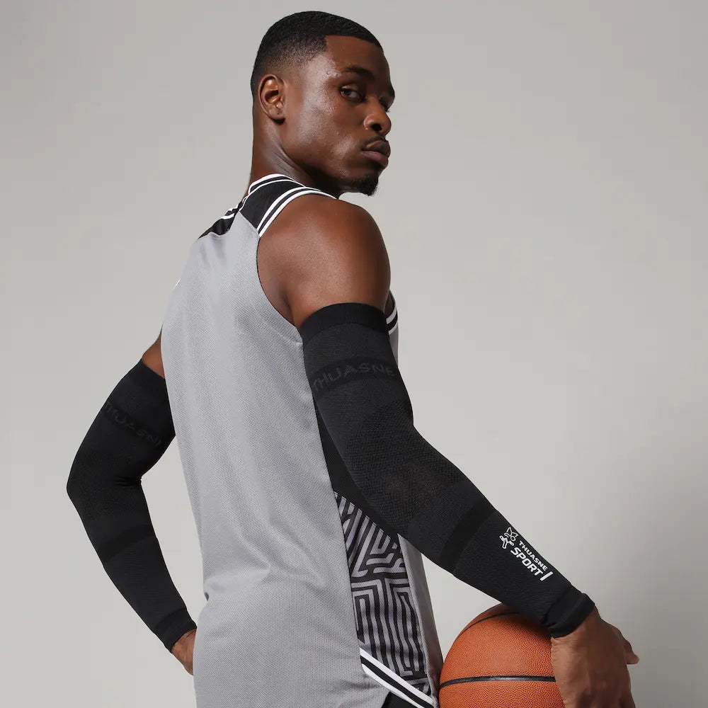 Basketteur vu de dos portant les manchettes de bras noires THUASNE SPORT