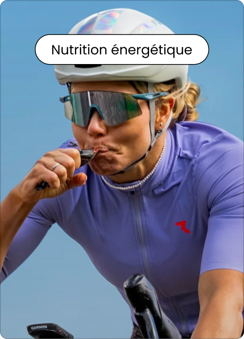 Gros plan cycliste mangeant un gel Powerbar pendant l'effort