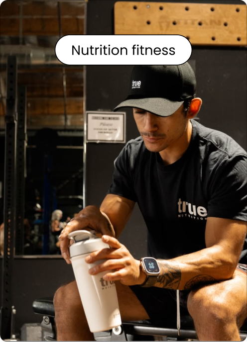 Sportif refermant son shaker pendant une séance de sport