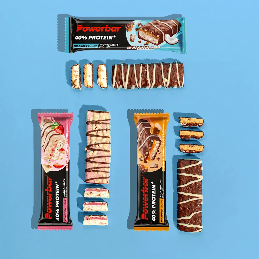 Barres Powerbar 40% Protein+ Crisp Caramel Peanut Butter, Choco Coco et Strawberry White Choc ouvertes et coupées