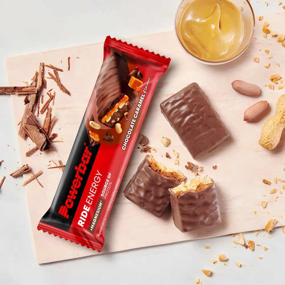 Barre Powerbar Ride Energy Chocolat-caramel ouverte et coupée avec chocolat, caramel et cacahuètes
