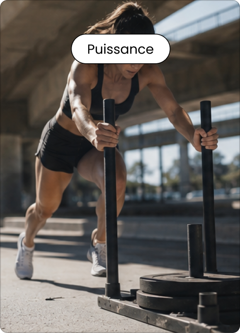 Sportive poussant une lourde charge lors d une séance d'entrainement