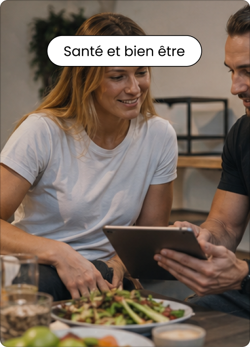Femme et homme consultant une tablette autour d'un repas équilibré