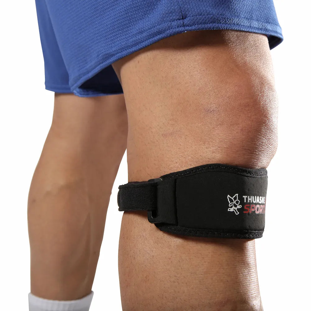 Détail du système de serrage du bandage rotulien Thuasne Sport noir