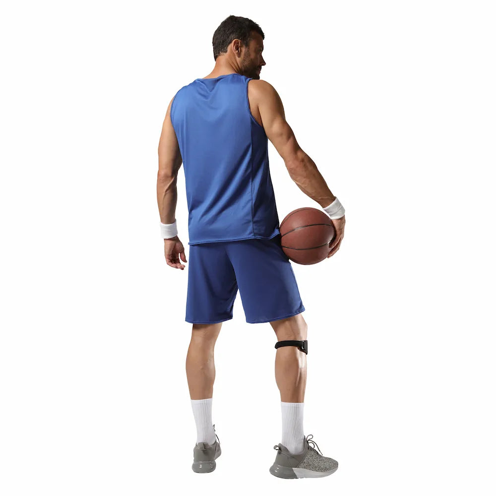 Basketteur portant un bandage rotulien Thuasne Sport noir vue arrière