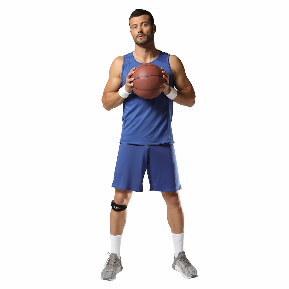 Basketteur portant un bandage rotulien Thuasne Sport noir vue de face