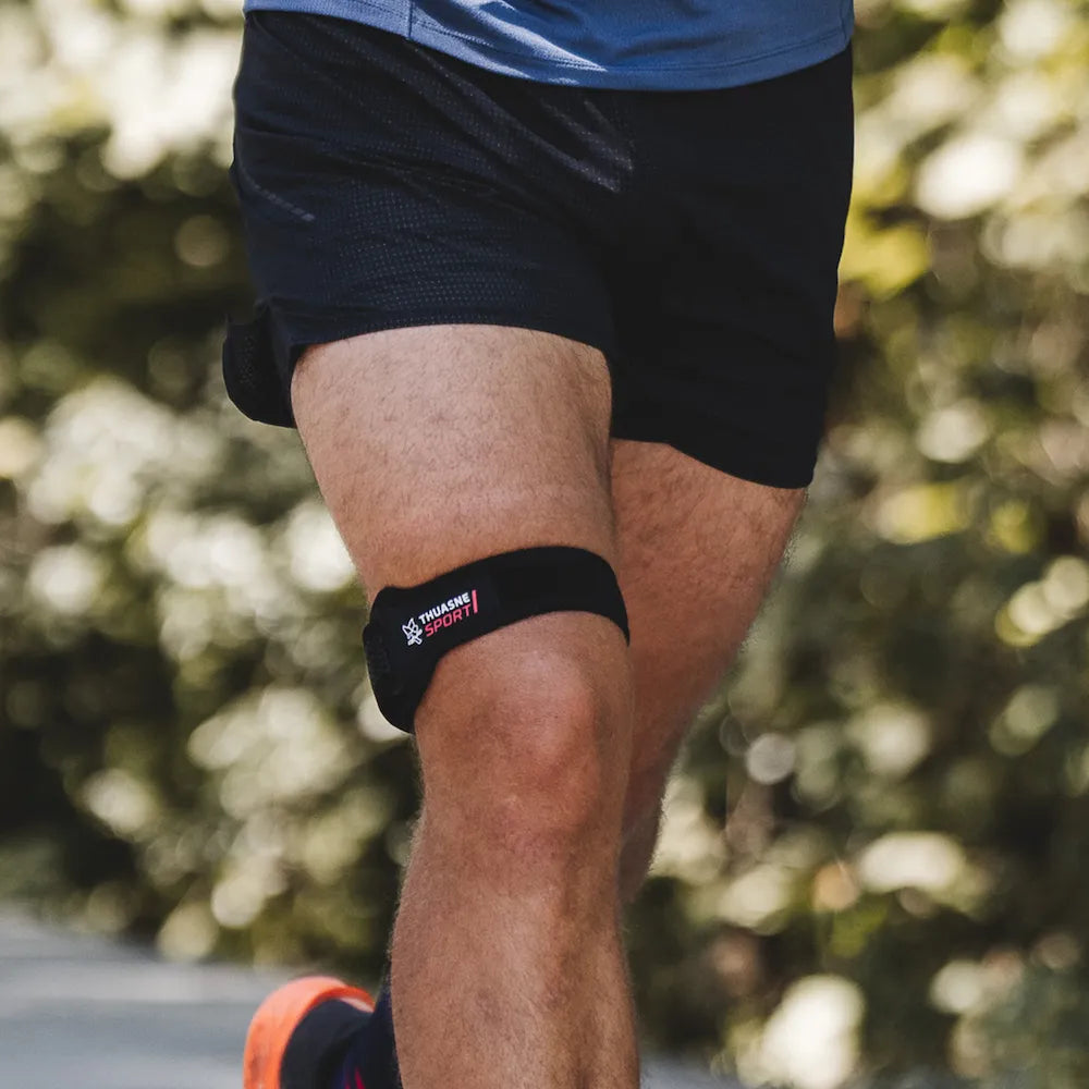 Coureur portant une bandelette ilio-tibiale TFL Thuasne Sport pendant la course
