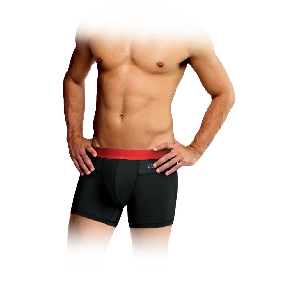 Homme portant le boxer Tech Confort Thuasne Sport noir avec ceinture orange vue de face