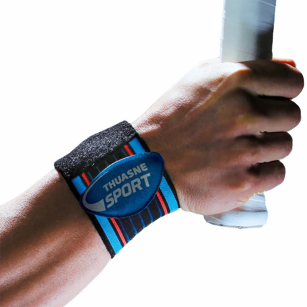 Bracelet strapping Thuasne Sport porté au poignet avec tricot noir et bleu et logo