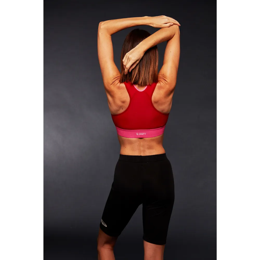 Femme portant la brassière Eaz'ip EVO Thuasne Sport rouge vue arrière