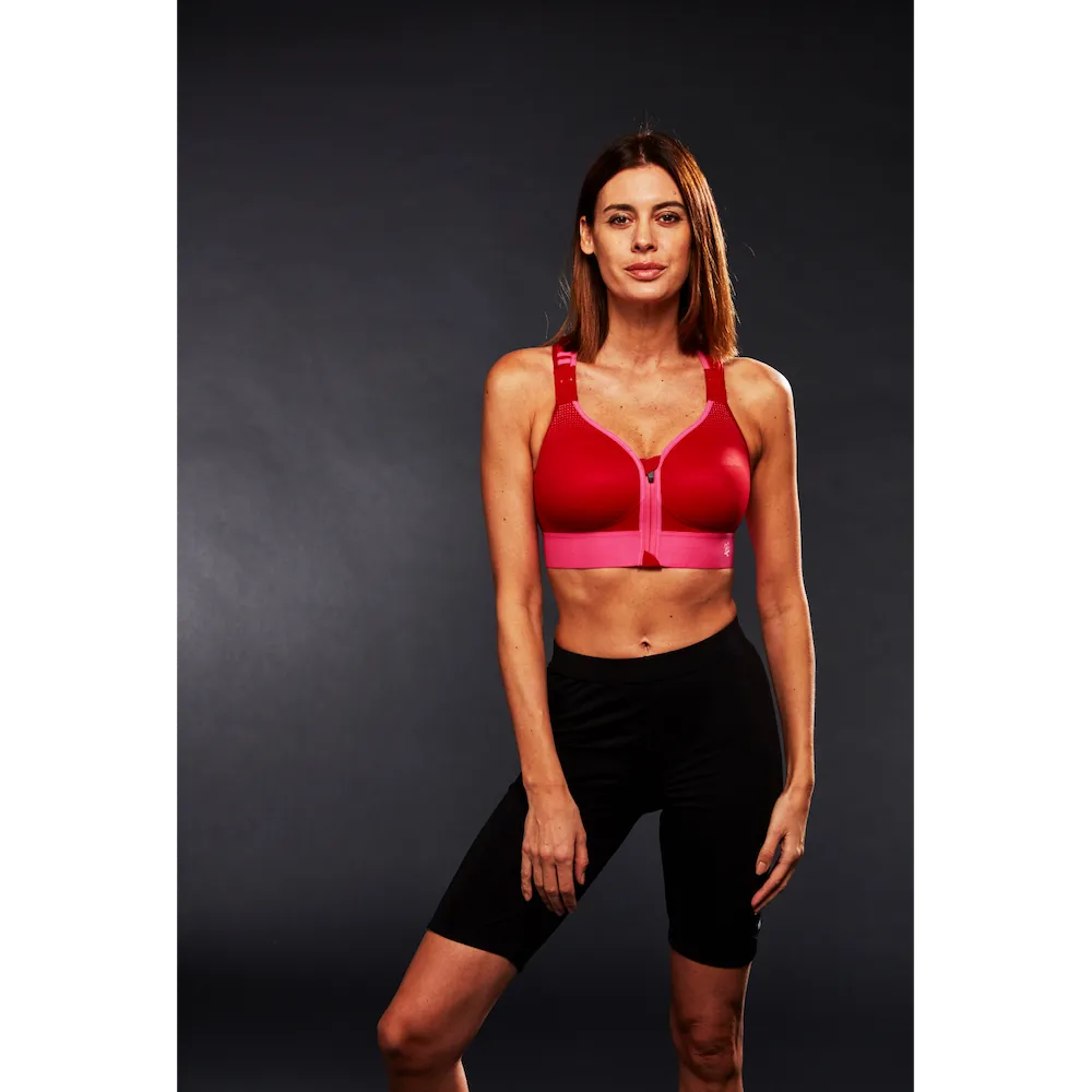 Femme portant la brassière Eaz'ip EVO Thuasne Sport rouge vue de face