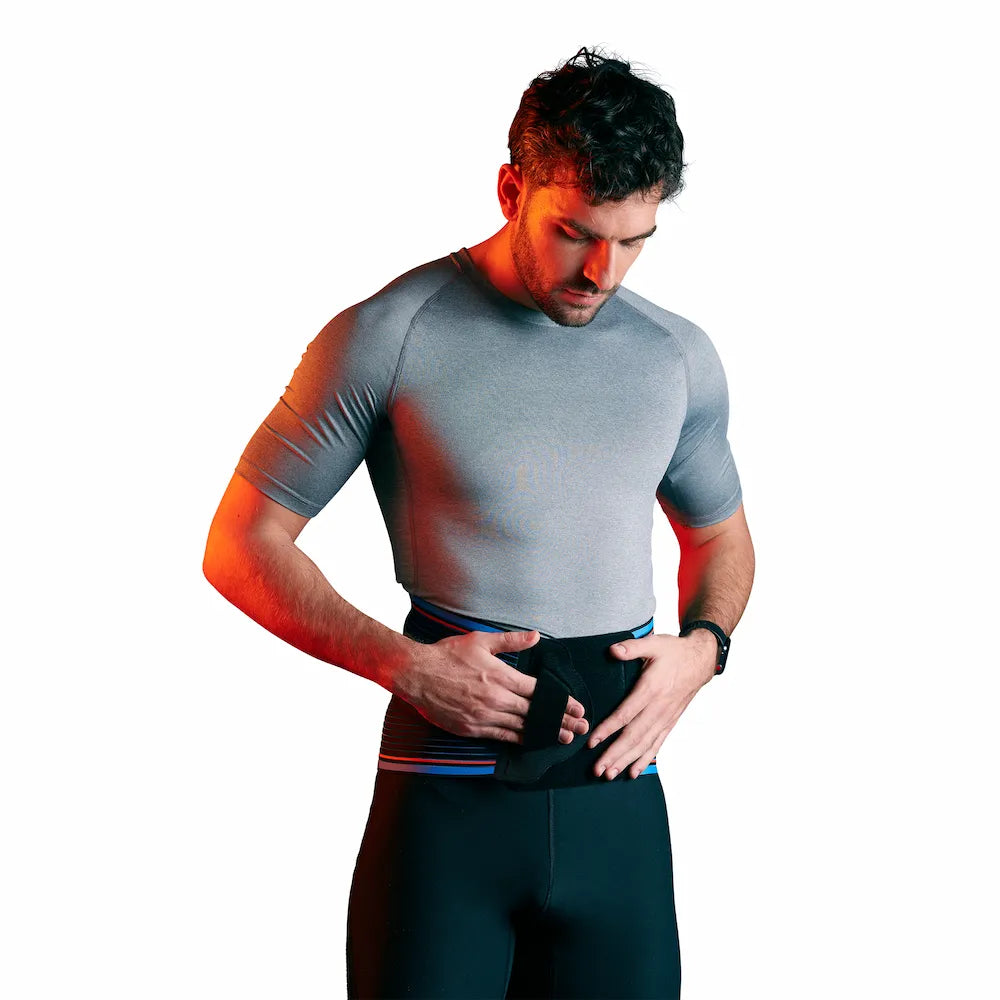 Ceinture de maintien lombaire Thuasne Sport portée avec ajustement de la fermeture sur le devant