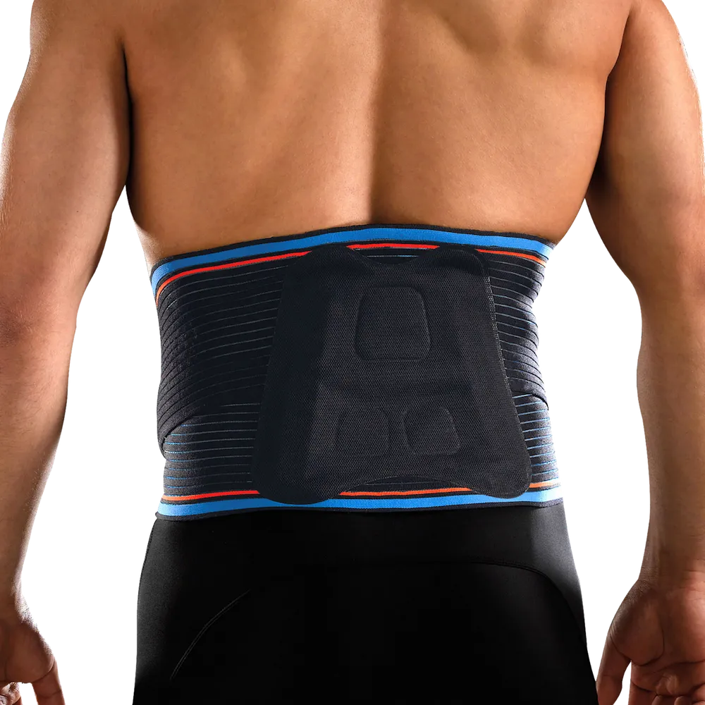 Ceinture de maintien lombaire Thuasne Sport portée, vue du dos avec panneau lombaire noir et bandes bleues et orange